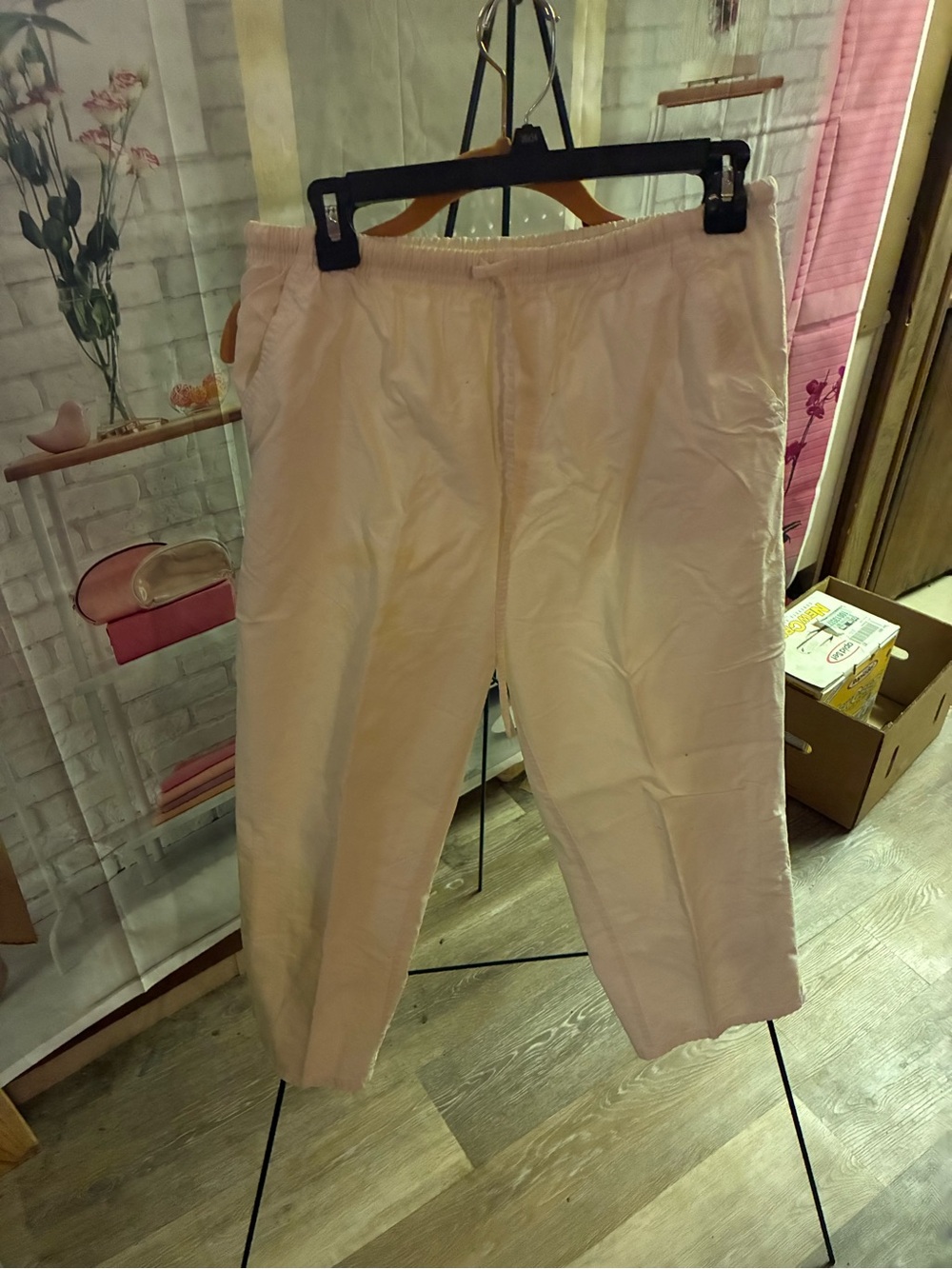 Bobbie Brooks Cream Elastic-Waist Capris